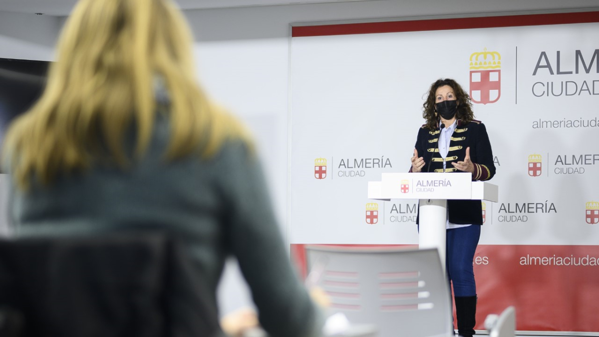 La portavoz del Equipo de Gobierno, María Vázquez, comparece ante los medios de comunicación.