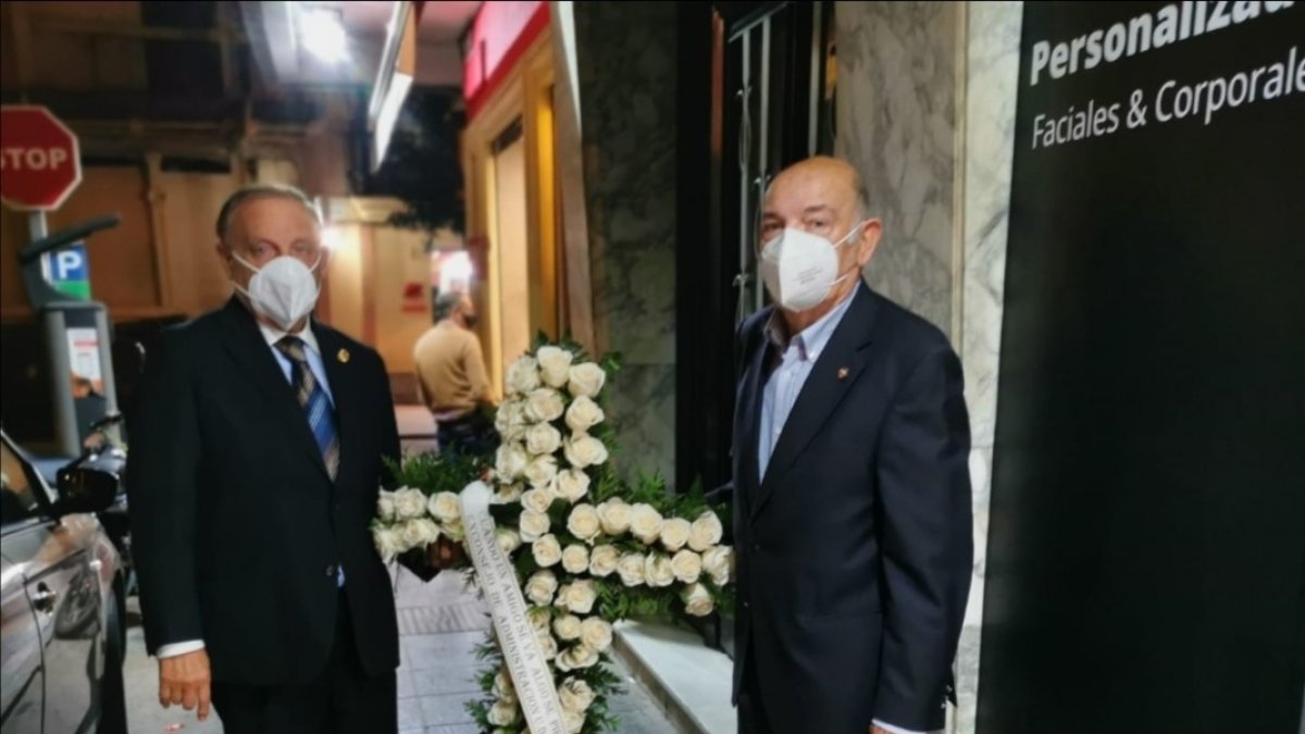 Dos señores del fútbol: Ricardo Martínez y Luis Guillén, antes de la misa.