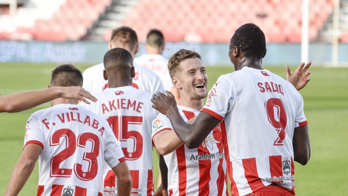 Iván Balliu celebra con Umar Sadiq el gol que hizo el delantero nigeriano al Málaga en el Mediterráneo.
