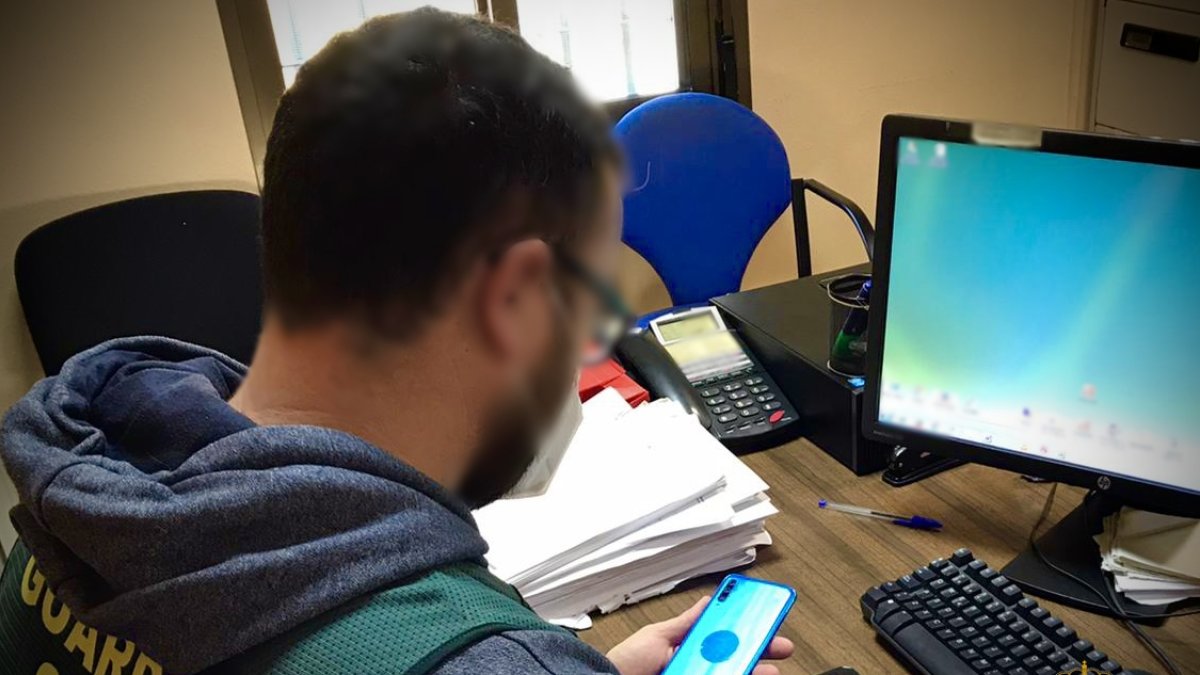 La actuación de la Guardia Civil ha propiciado la detención del joven y la recuperación de los objetos sustraídos.