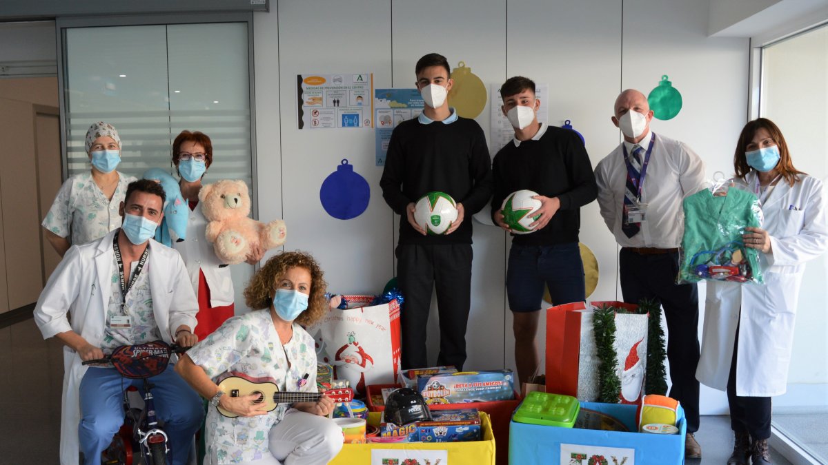 Varias decenas de juguetes fueron entregadas a los niños del Materno-Infantil de Torrecárdenas.