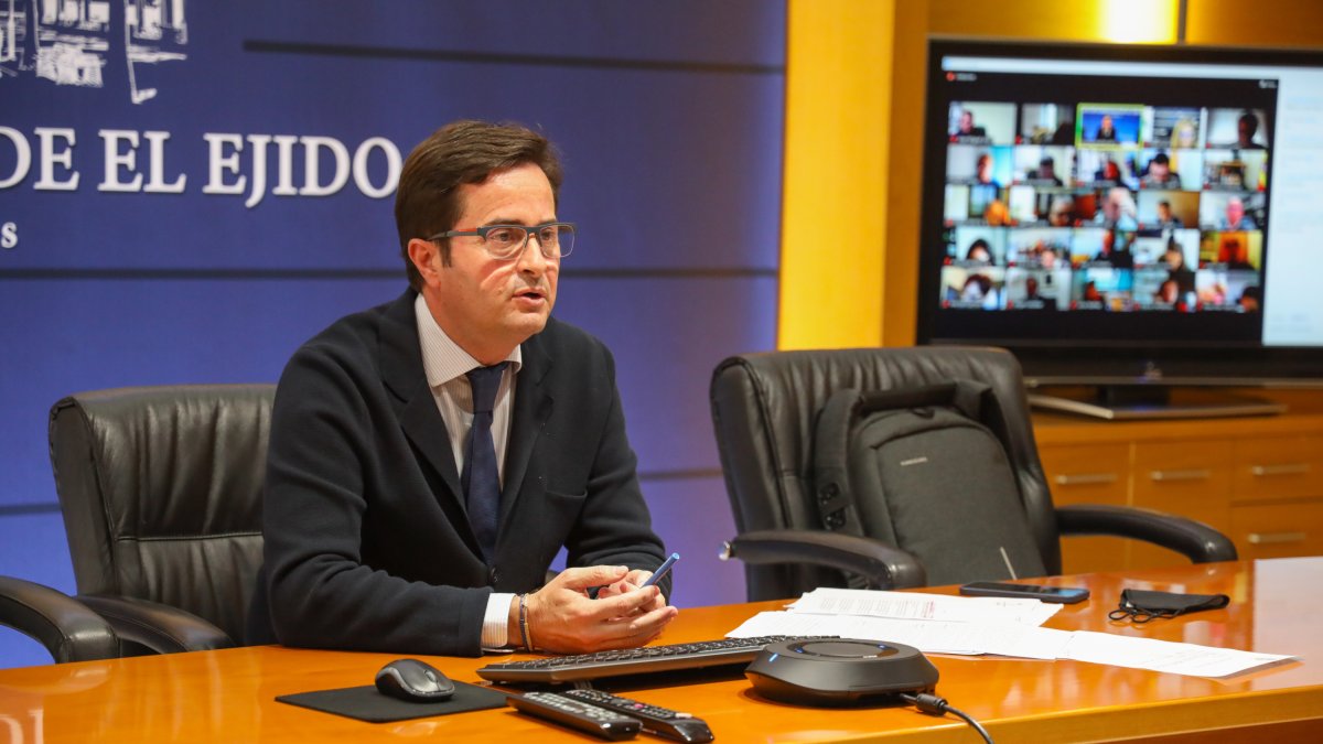 El alcalde de El Ejido, Francisco Góngora, siguiendo la sesión plenaria.
