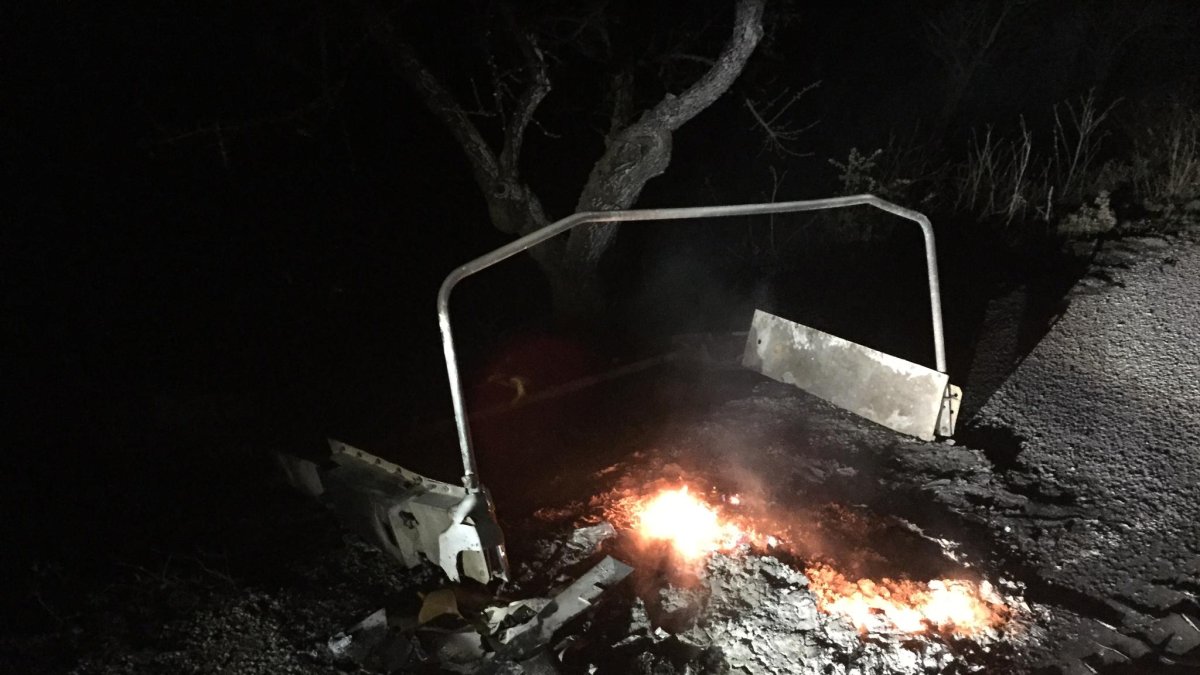 Restos de un contenedor calcinado.