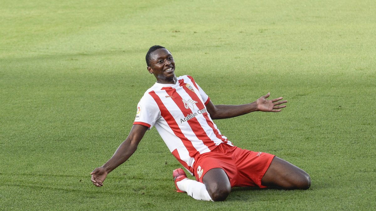El delantero del equipo rojiblanco de Gomes celebra su gol al Málaga en el Estadio Mediterráneo.