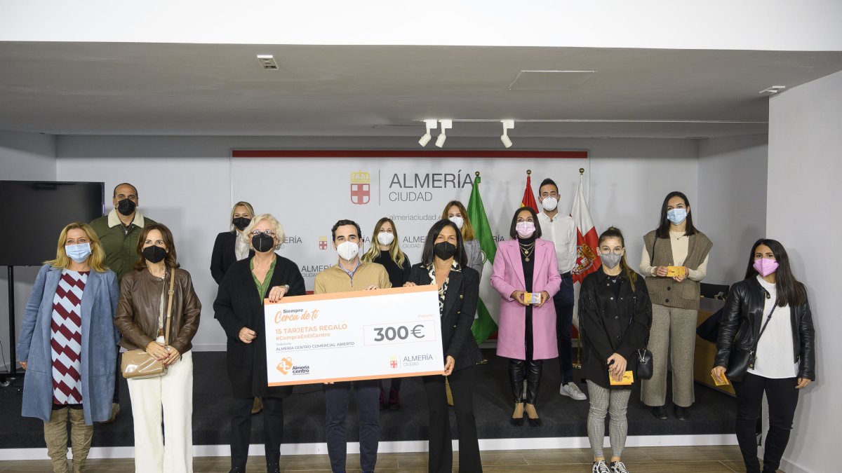 Acto de la entrega de las tarjetas regalo.