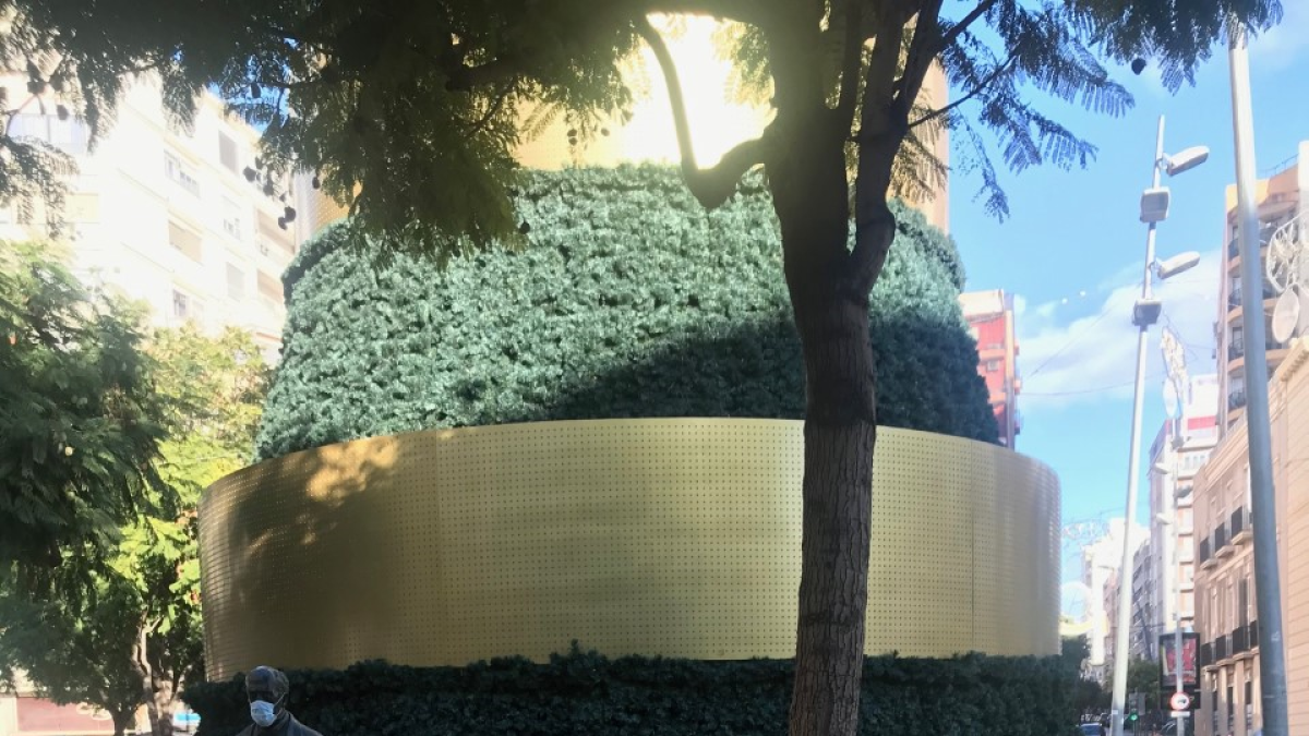 Don Nicolás Salmerón, el paseante más ilustre de una Puerta de Purchena ahora con abeto.