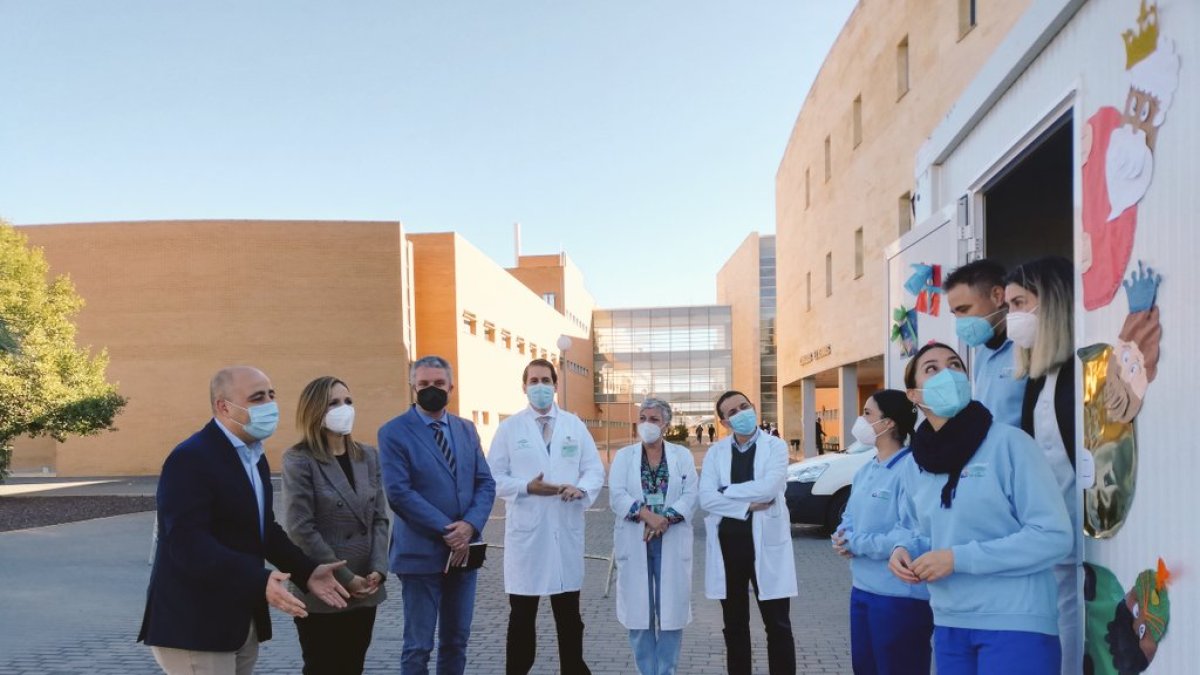 Los delegados Maribel Sánchez y Juan de la Cruz Belmonte, este miércoles en el Hospital La Inmaculada.