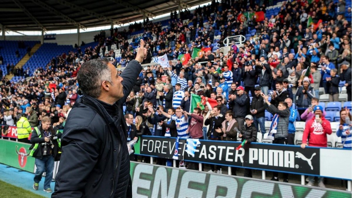 Homenaje de la afición del Reading a José Gomes.