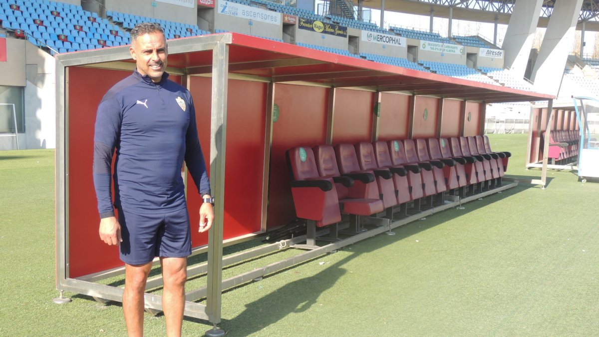 José Gomes en la banda del Estadio de los Juegos Mediterráneos.