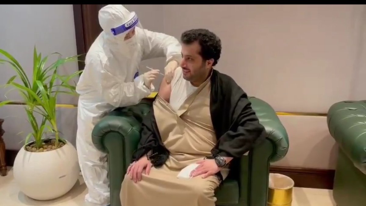 Momento en el que Turki Al-Sheikh es vacunado contra el Covid-19.