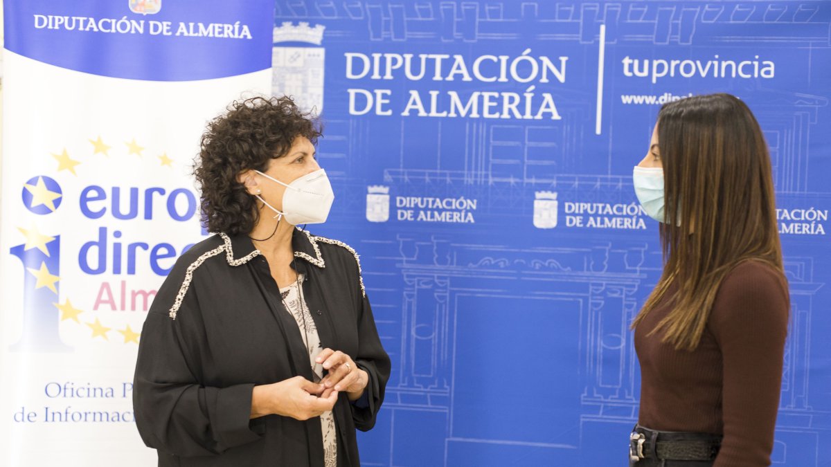 La diputada Carmen Navarro junto a una voluntaria europea.