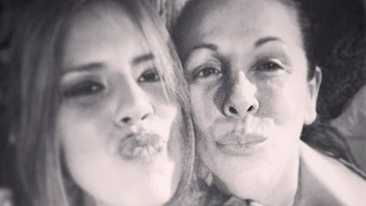 Madre e hija posan en una foto.