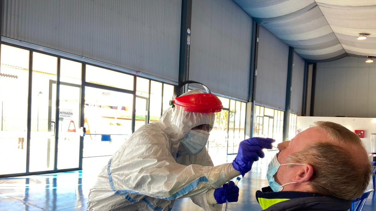 Un almeriense se somete a un test de antígenos.