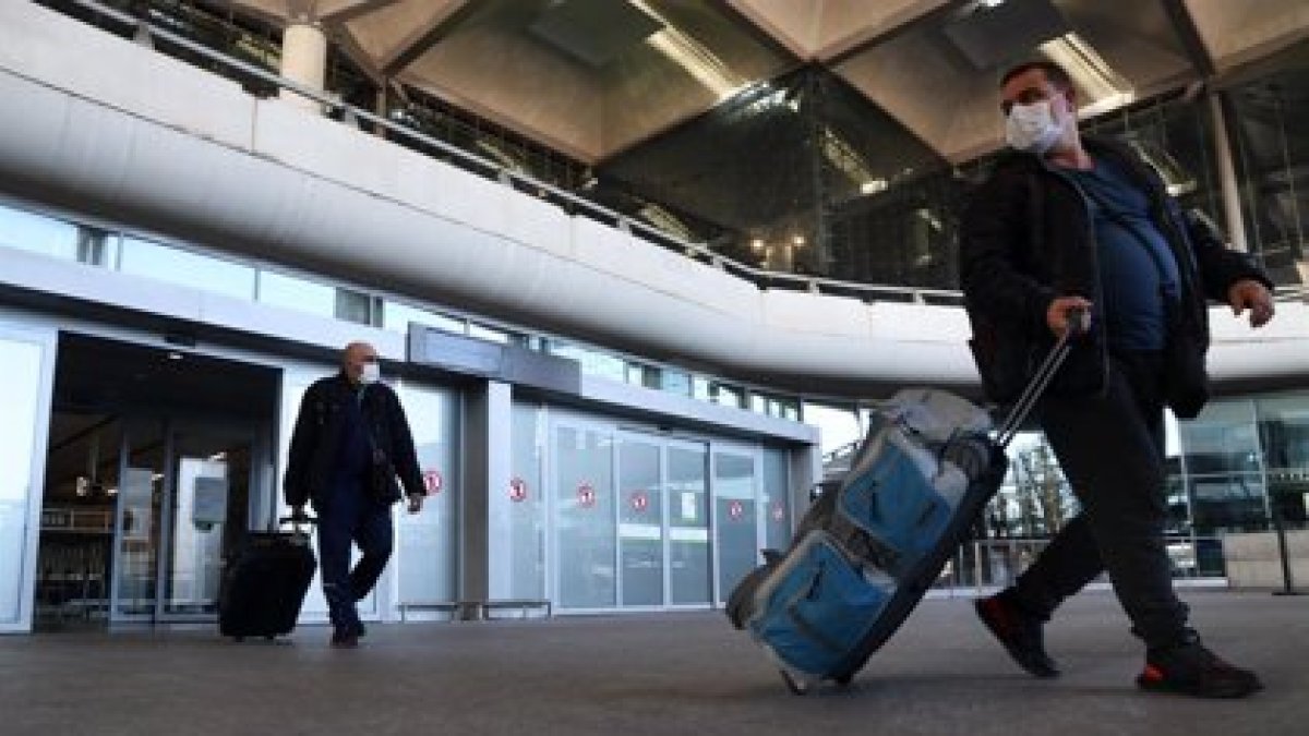 La nueva cepa del virus ha entrado por el aeropuerto madrileño.