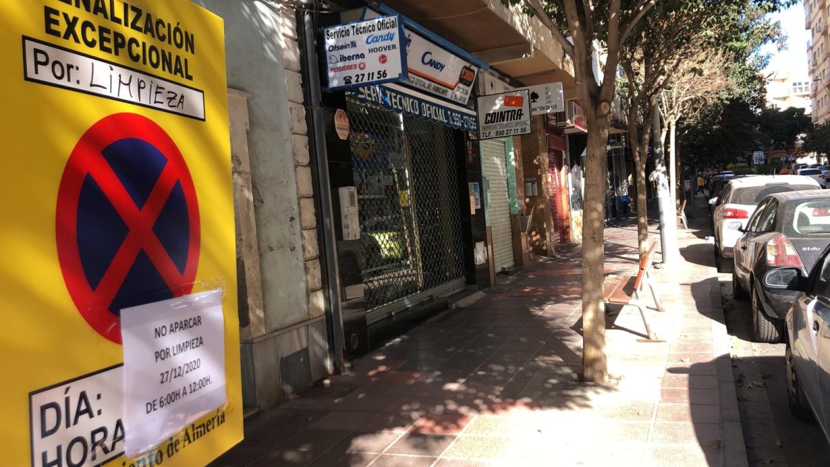 Señalización limpieza intensiva de la calle Altamira.