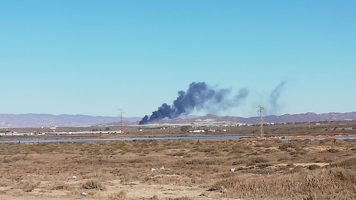 La columna de humo negro es visible desde distintos puntos.