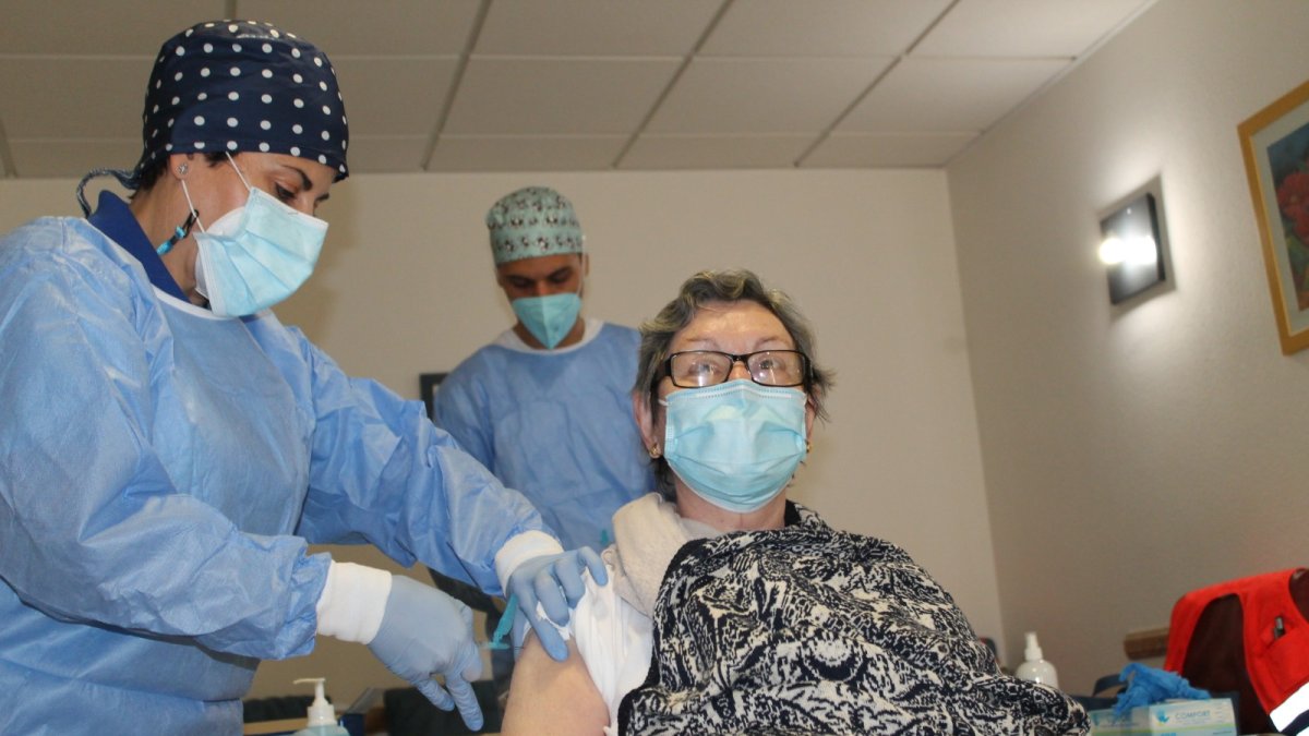 Remedios recibe la primera vacuna.
