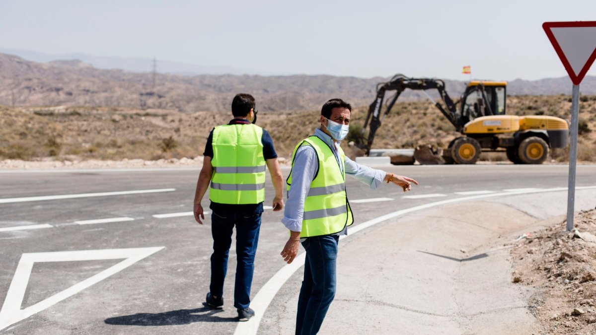 Diputación mejora la seguridad vial en los caminos a las canteras en Macael.