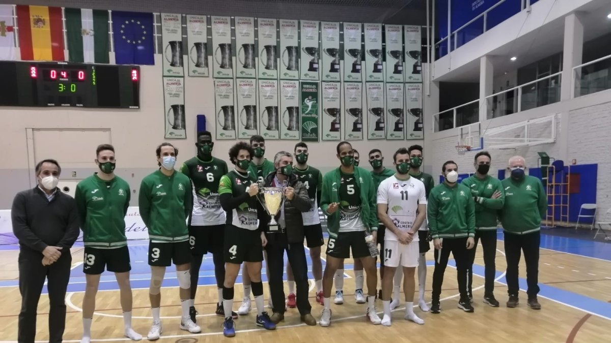 Foto de familia con el presidente Antonio Rodríguez y el concejal de Deportes, JuanJo Segura.