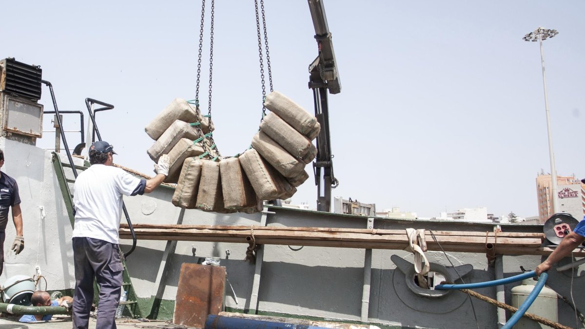 Descarga de un alijo en el puerto
