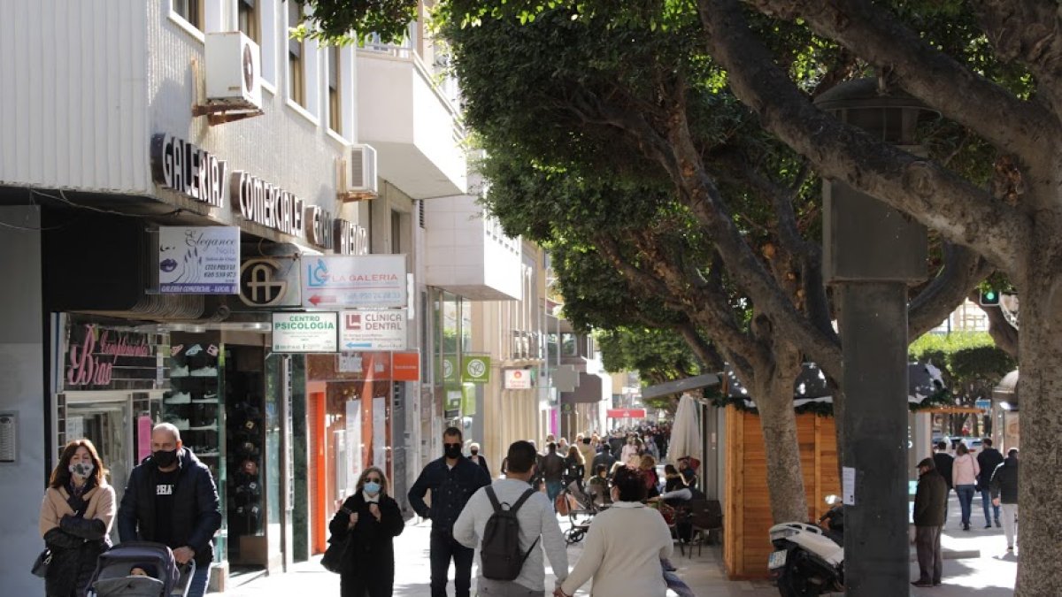 Almerienses en el Paseo de Almería esta Navidad