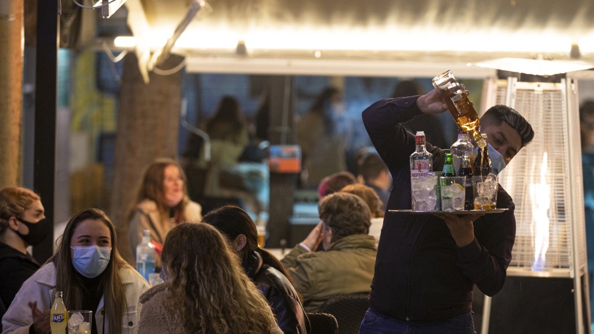 Un camarero sirve alcohol después de las 20 horas en una terraza de Sevilla.