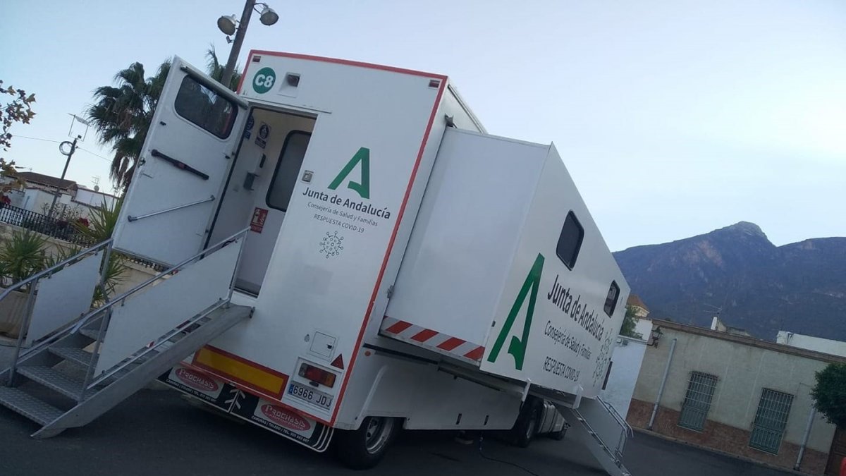Unidad móvil de covid-19 en el municipio de Íllar.
