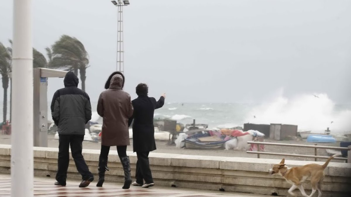El temporal de viento y de oleaje mantiene a la provincia en aviso.