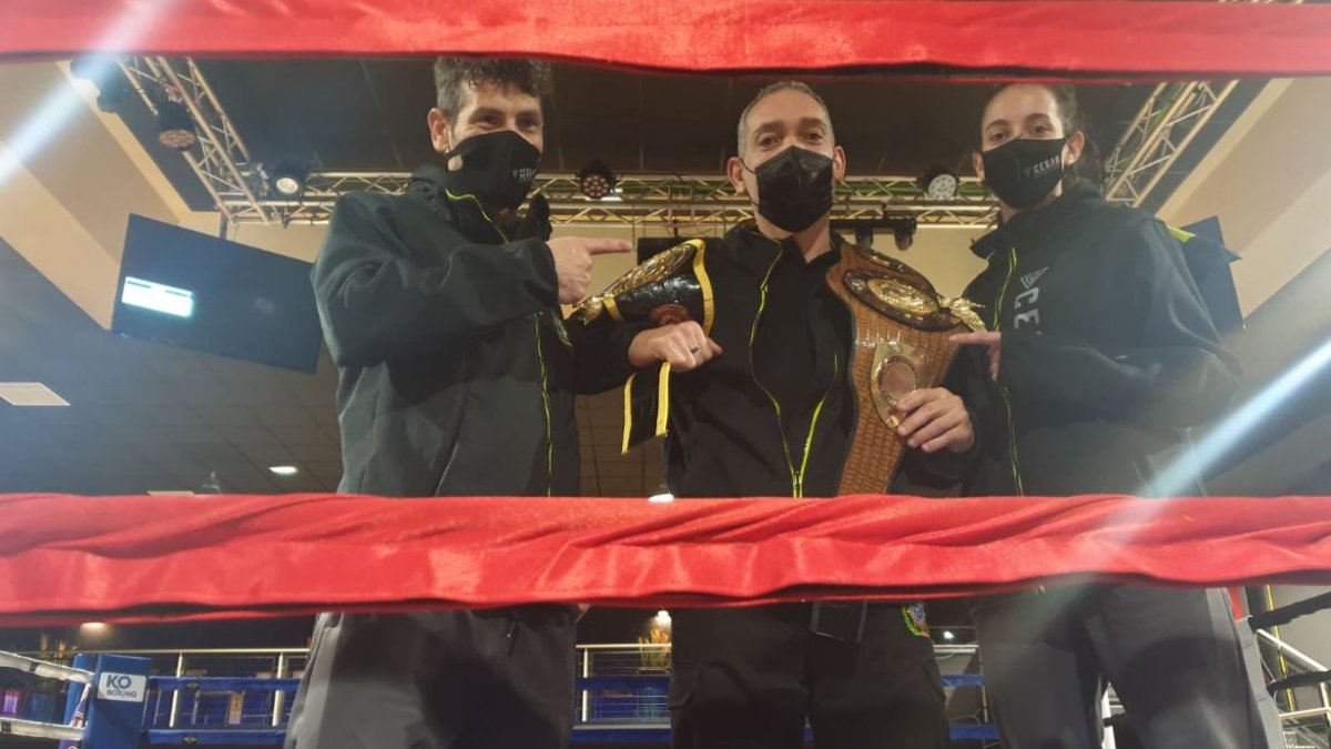 Los campeones de Europa con los trofeos junto a César.