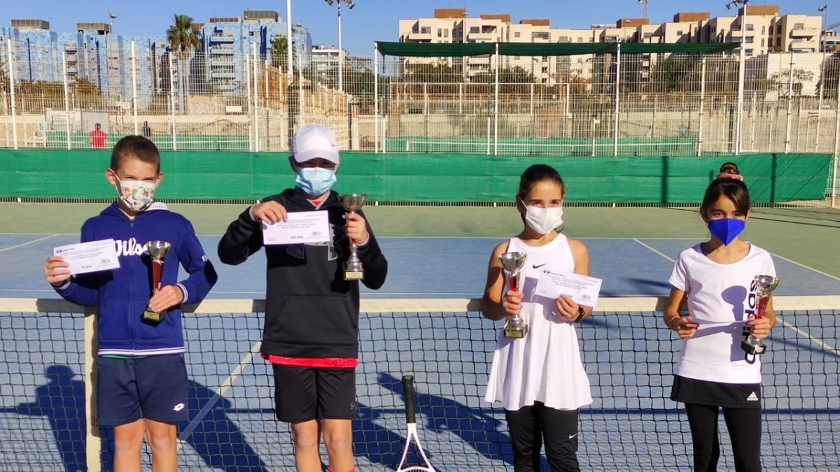 Los ganadores muestran sus trofeos.