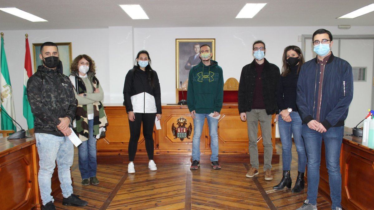Entrega de cheques a jóvenes Erasmus de Pulpí en el ayuntamiento.