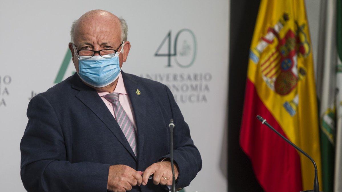 El consejero de Salud, Jesús Aguirre, alerta de un posible caso de la cepa británica en Almería.