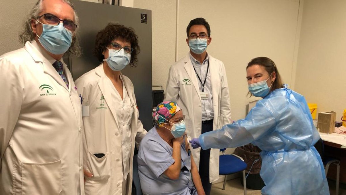 Personal sanitario de Torrecárdenas, vacunándose contra el covid este martes.