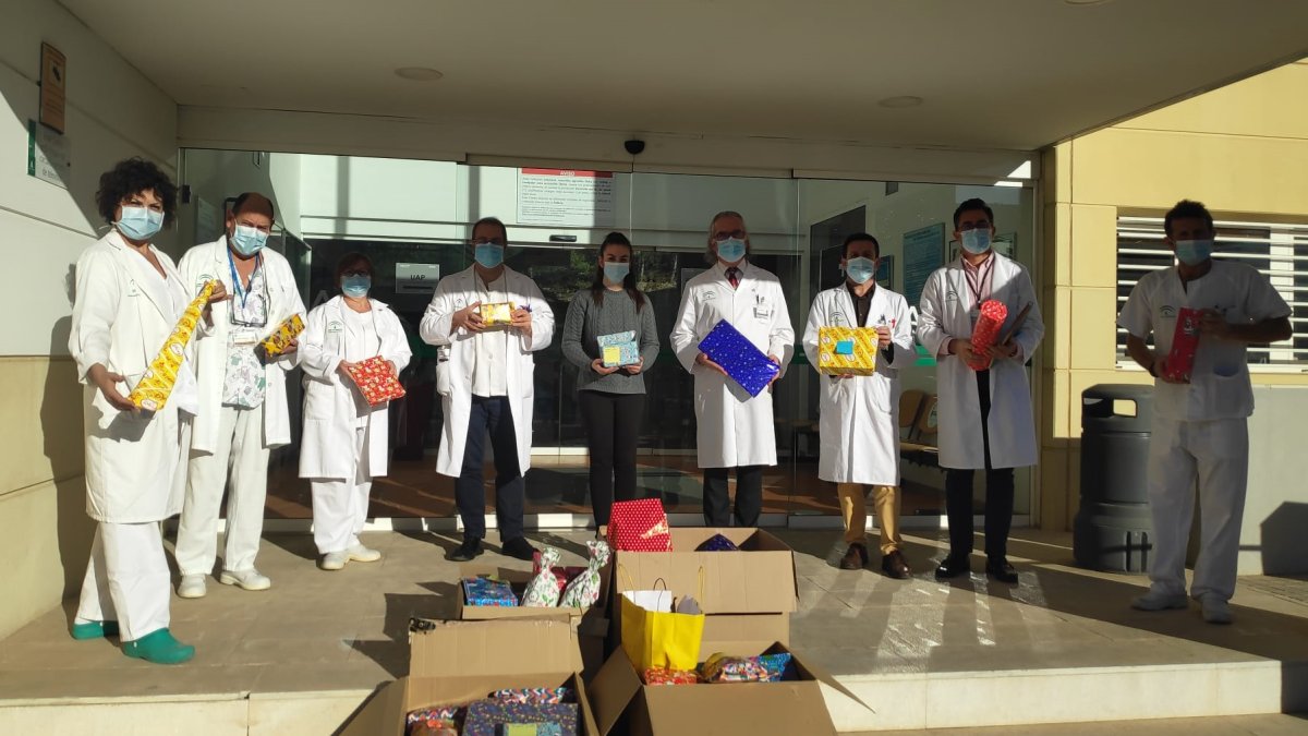 La entrega se ha producido en la puerta del centro hospitalario, tal y como dictan dichos protocolos.