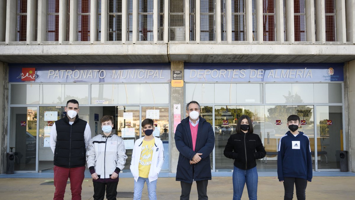 Foto de familia en el Patronato con el concejal Juanjo Segura.