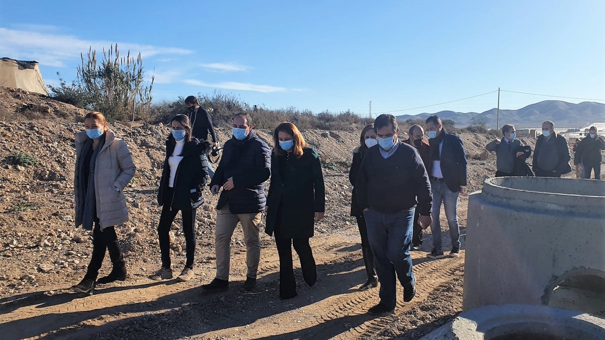 Autoridades políticas visitando los trabajos que ya se están desarrollando.