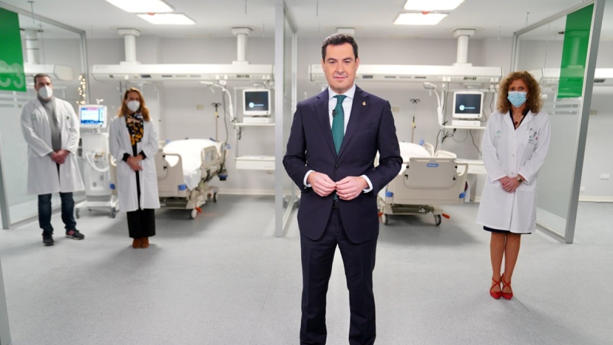 Juanma Moreno, durante su mensaje desde el antiguo Hospital Militar de Sevilla.