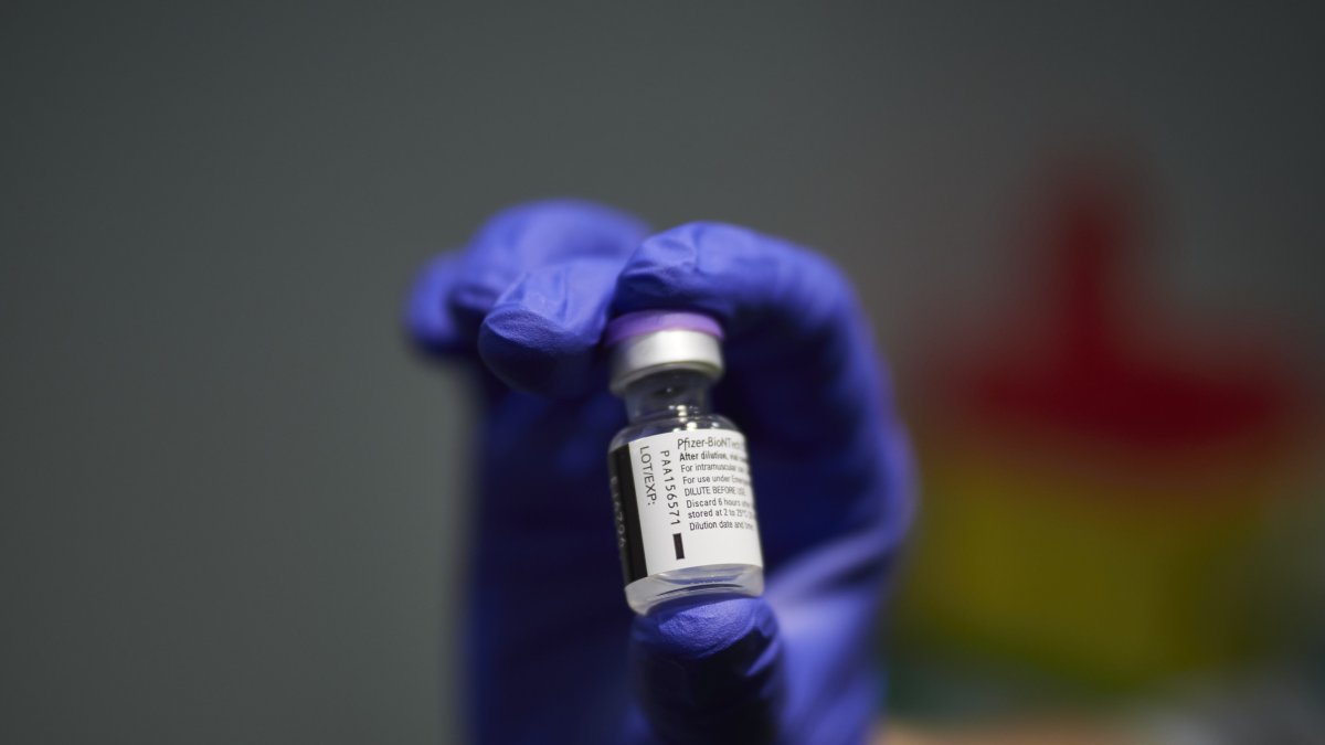 Una trabajadora sanitaria, con material para la vacuna contra la COVID-19 de Pfizer.
