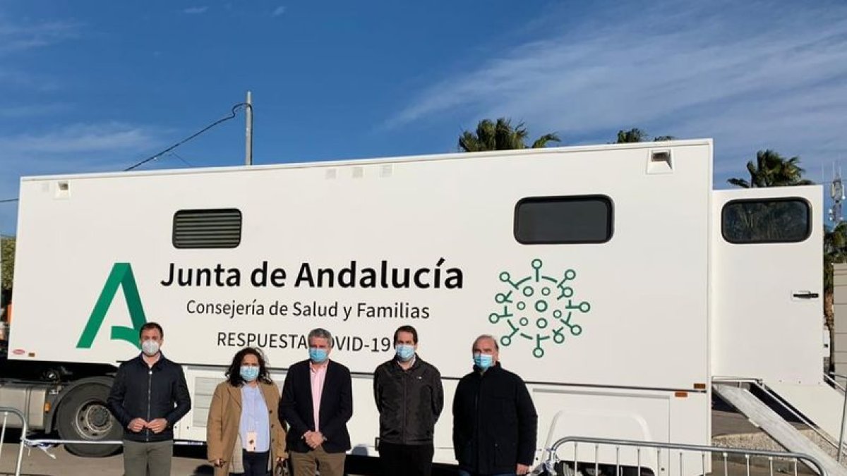 Autoridades sanitarias y de la Junta durante el cribado masivo realizado ayer en Vera.