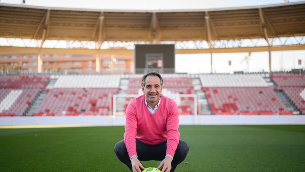 Juanjo Segura posa para LA VOZ en el Estadio Mediterráneo.