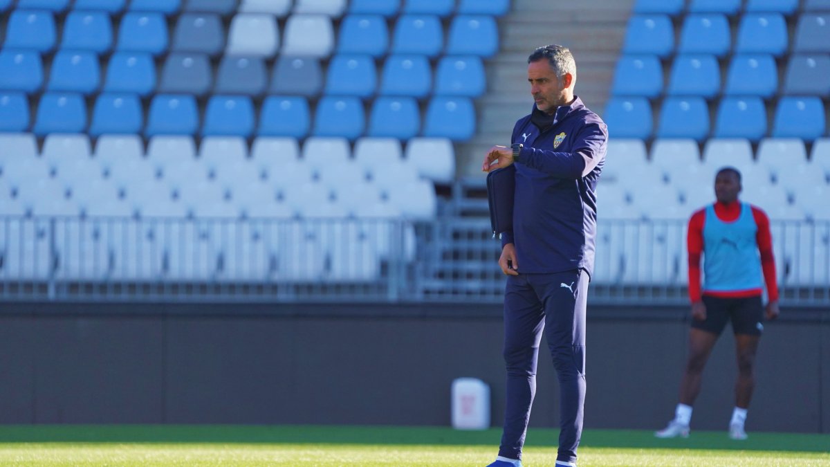 José Gomes concentrado en el entrenamiento del Almería.