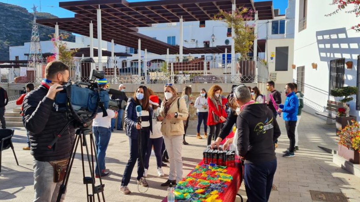 Reporteros de la cadena Telecinco cubriendo la celebración del Año Nuevo en Mojácar.