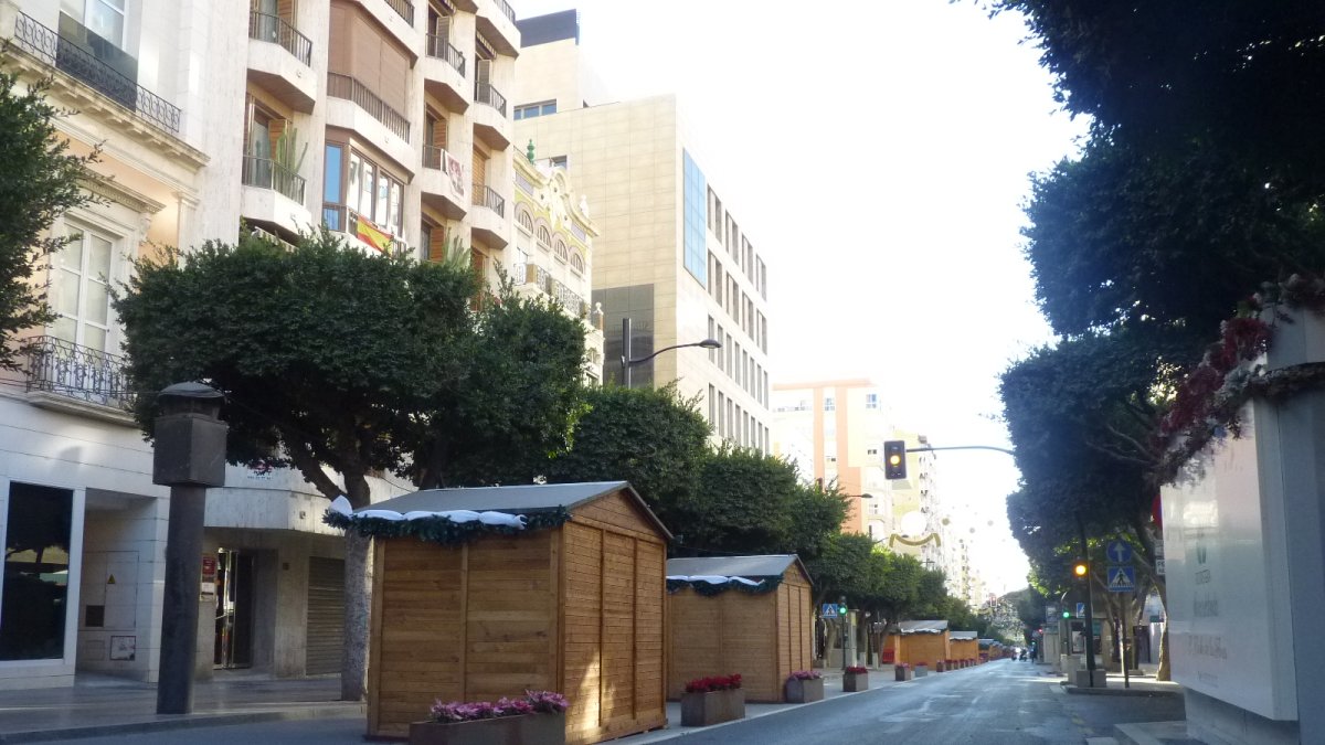 Paseo de Almería con las casetas del mercadillo navideño