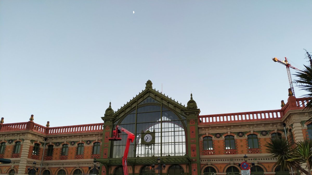 Fachada de la estación de ferrocarril histórica de la ciudad