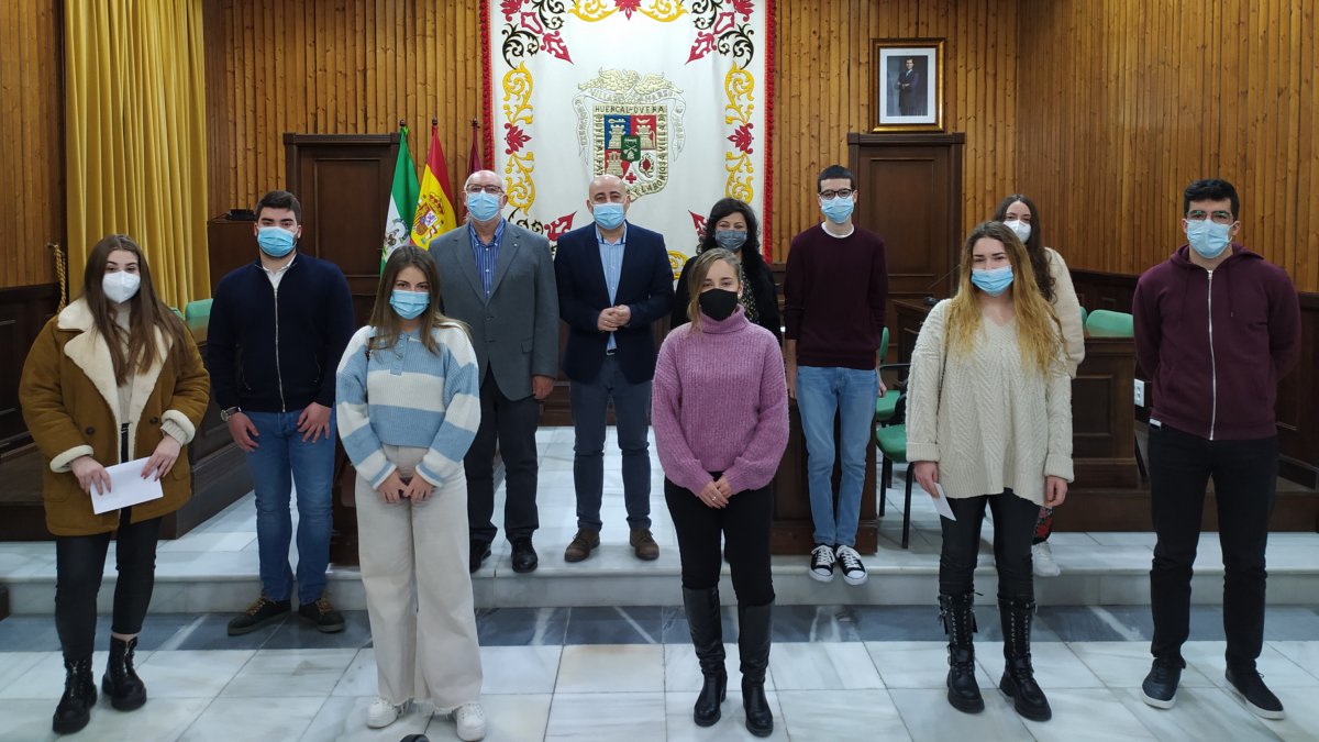 El equipo de gobierno durante la entrega de las subvenciones.