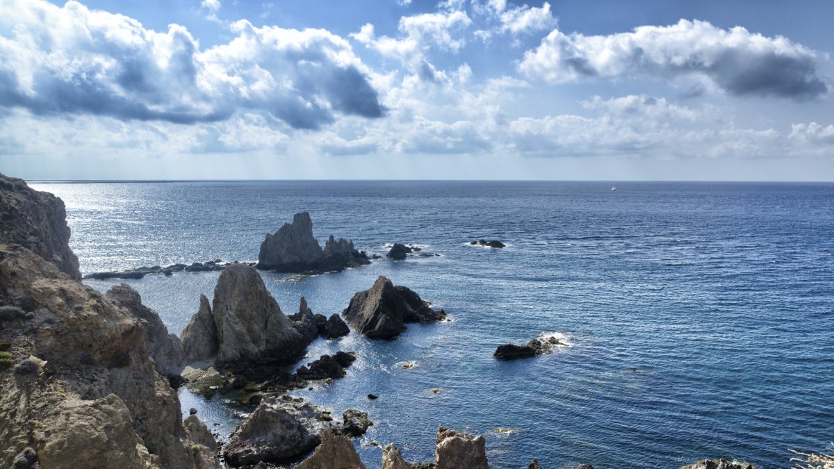 El Arrecife de las Sirenas, postal inconfundible del Parque Natural Cabo de Gata-Níjar.