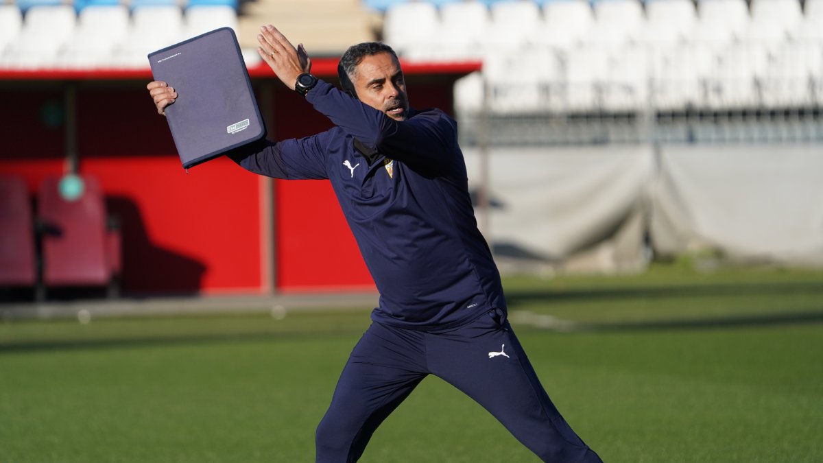 José Gomes muy activo en la sesión de trabajo rojiblanca.