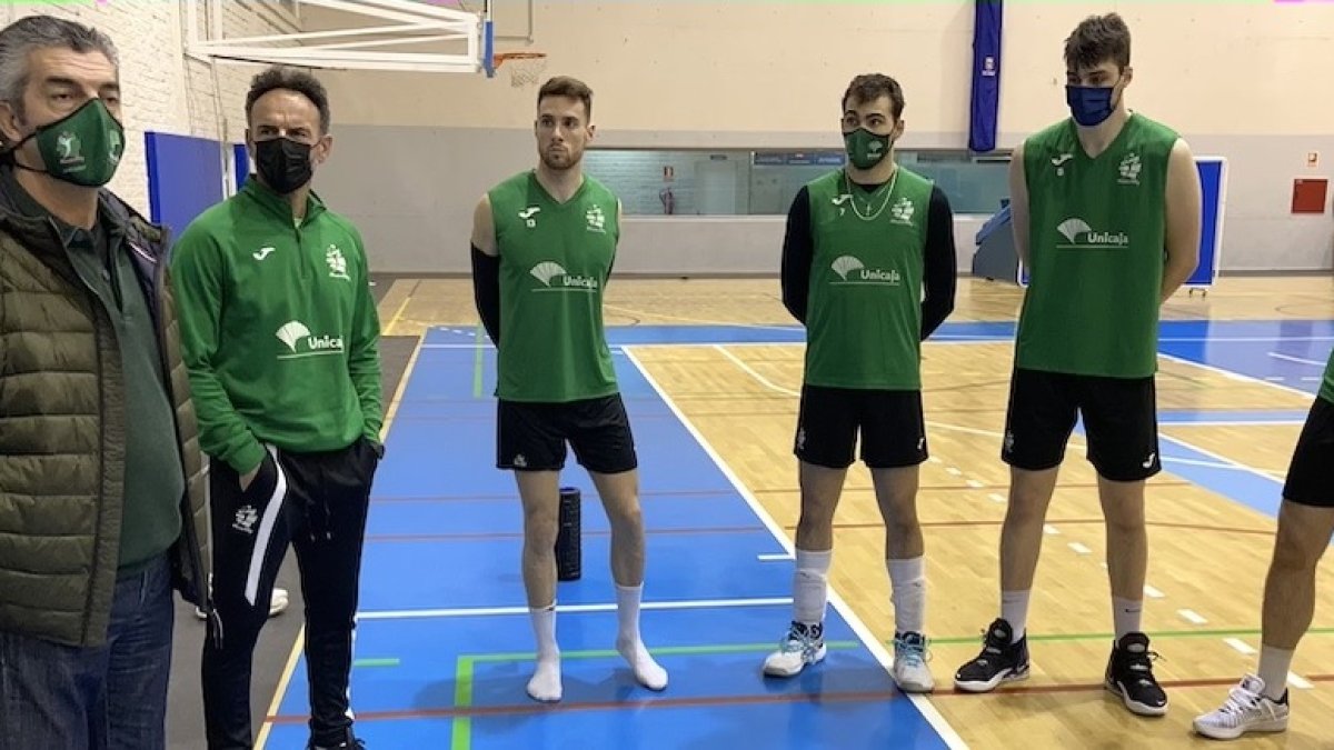 Antonio Rodríguez hablando con la plantilla de Unicaja Costa de Almería.