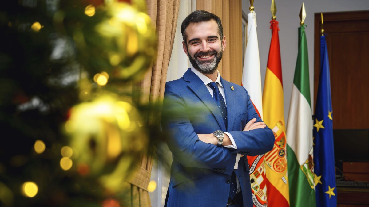 El alcalde de Almería, Ramón Fernández-Pacheco, en su despacho.