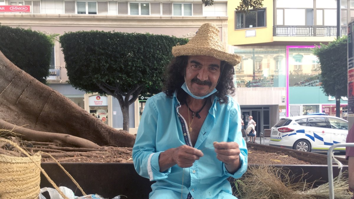 Alfonso Salmerón Antequera, espartero, con su sombrero, bajo el ficus centenario del Paseo.